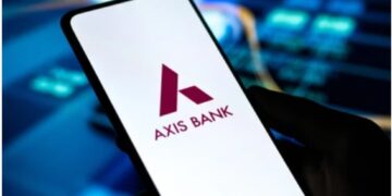 एक्सिस बैंक पर KYC और डेबिट फ्रीज को लेकर गंभीर आरोप
